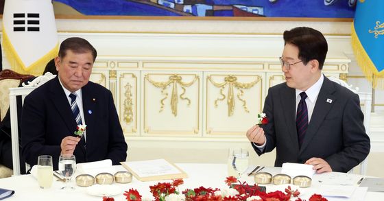 꽃을 든 이재명 대통령·이시바 전 총리