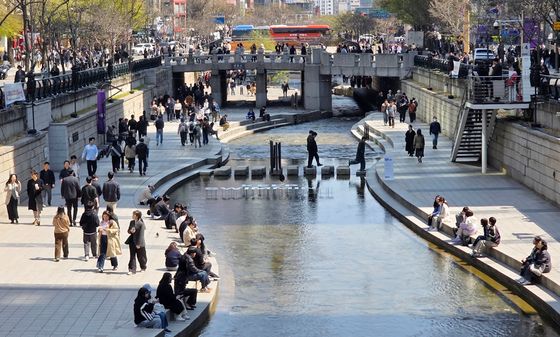산책하는 시민들로 붐비는 청계천