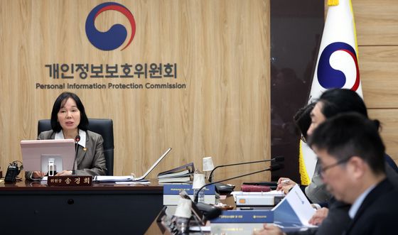 전체회의 모두 발언하는 송경희 위원장