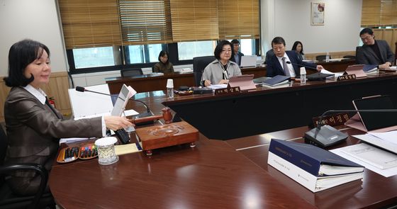 위원회 전체회의 개의하는 송경희 위원장