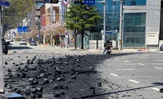 도로 뒤덮은 연탄