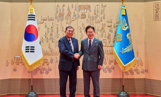 이시바 전 총리와 기념촬영하는 이재명 대통령