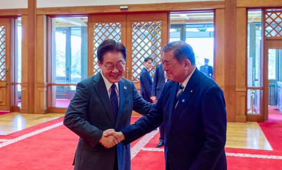 이시바 전 총리와 악수하는 이재명 대통령