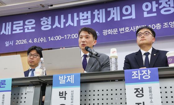 발제하는 박용철 교수