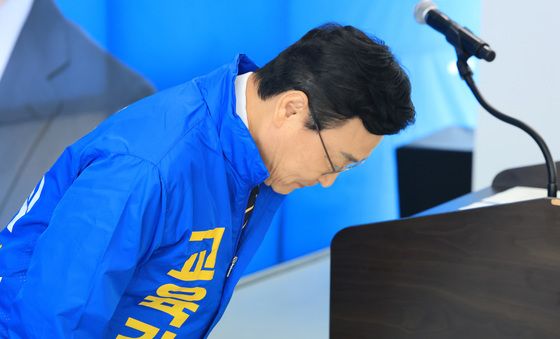 고개 숙여 인사하는 정근식 서울시교육감 예비후보