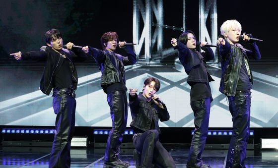 데뷔 무대 선보이는 키빗업