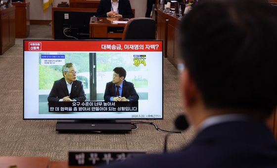 이재명 대통령 경기도지사 시절 대북사업 발언 영상 지켜보는 정성호 법무부 장관