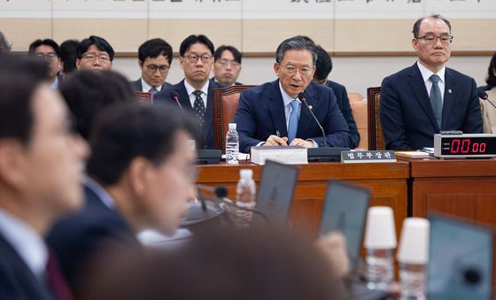 국민의힘 법사위원 질의 답하는 정성호 법무부 장관