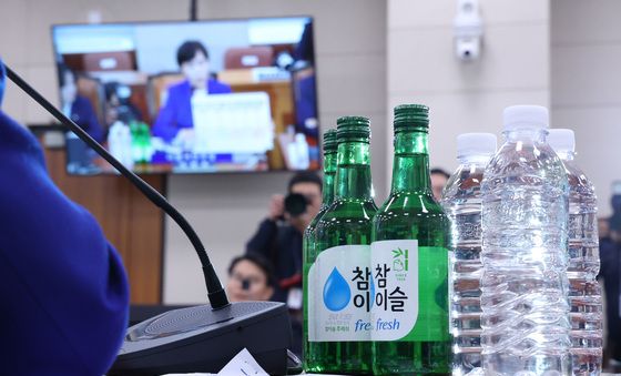 '연어 술파티 의혹' 소주 등장한 법사위