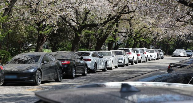 에너지 절감 조치로 낮에도 꽉 찬 아파트 주차장