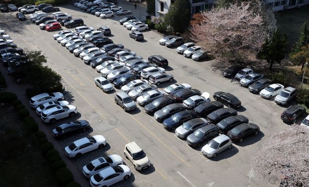 에너지 절감 조치로 낮에도 꽉 찬 아파트 주차장