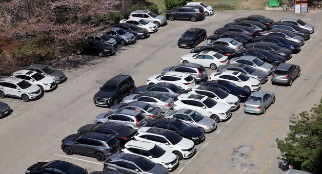 에너지 절감 조치로 낮에도 꽉 찬 아파트 주차장