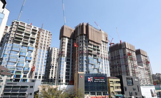 나프타 수급 차질에 건설 자재 줄인상, 정부 대응책 고심