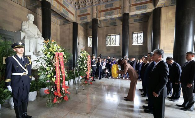 [포토] 중산릉 참배하는 정리원 대만 국민당 주석