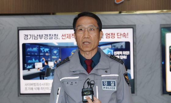 취재진 질문에 답하는 유재성 경찰청장 직무대행