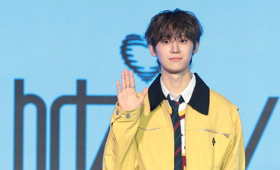 하츠웨이브 윤영준, 빛나는 손 인사