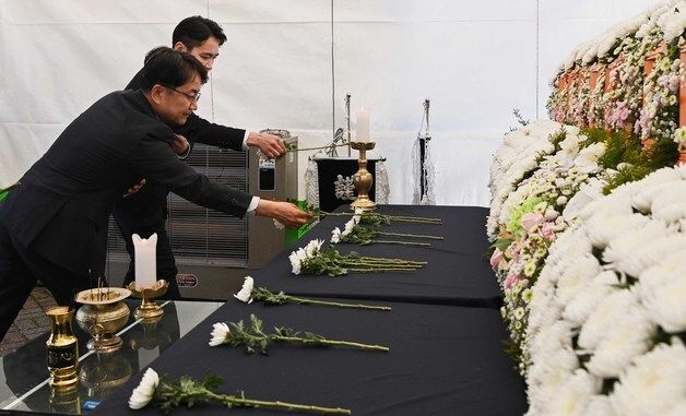 헌화하는 김광용 재난안전관리본부장