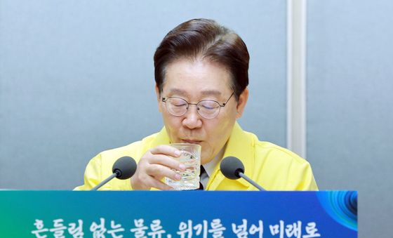목 축이는 이재명 대통령