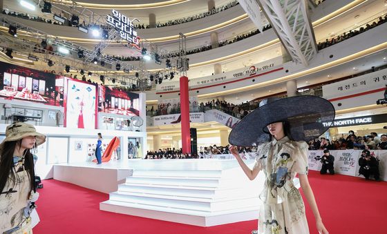 '악마는 프라다2' 레드카펫에서 펼쳐지는 런웨이