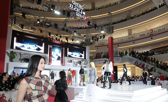 '악마는 프라다2' 레드카펫에서 펼쳐지는 화려한 런웨이