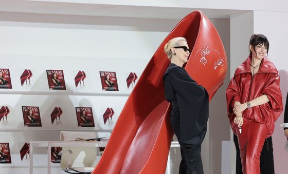 포즈 취하는 앤 해서웨이와 메릴 스트립