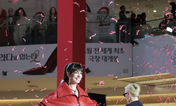 런웨이 하는 앤 해서웨이와 메릴 스트립