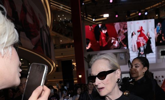 프라다 백에 사인하는 메릴 스트립