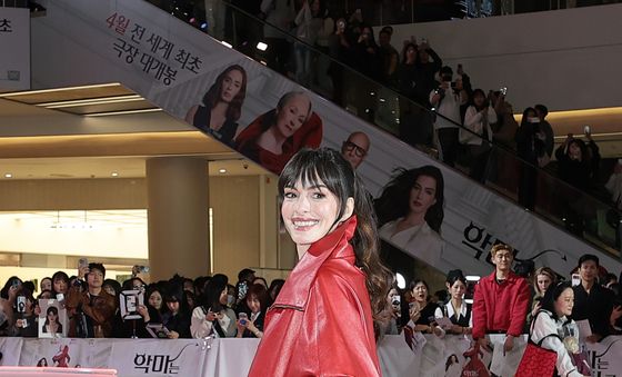 앤 해서웨이, 레드카펫 패션은 레드