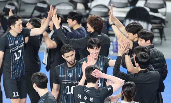 승리 자축하는 현대캐피탈