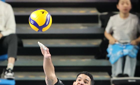 레오 강력한 서브