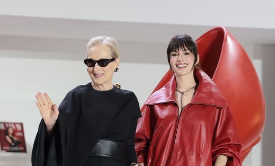 韓 팬들 만난 앤 해서웨이와 메릴 스트립