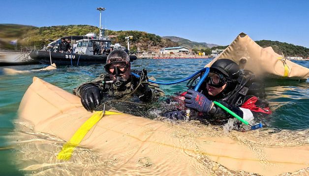 리프팅백에 공기 주입하는 한·호주 해군 잠수사들