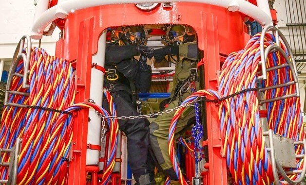 수중탐사장비 탐승하는 한·호주 해군 잠수사들