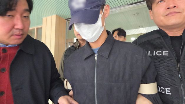 '존속살해 혐의' 검찰로 구속 송치되는 조재복