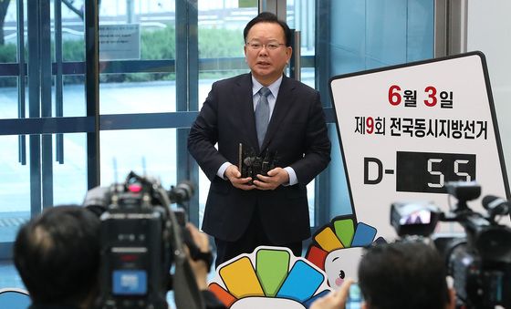 취재진 질문에 답하는 김부겸