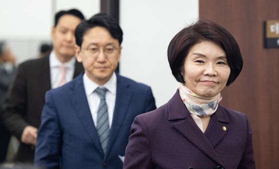 정책조정회의 들어서는 한정애 정책위의장