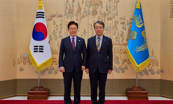 이재명 대통령, 김성식 국민경제자문회의 부의장 위촉장 수여