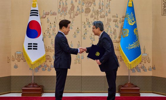 이재명 대통령, 김성식 국민경제자문회의 부의장 위촉장 수여