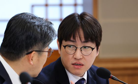 대화 나누는 하정우 수석