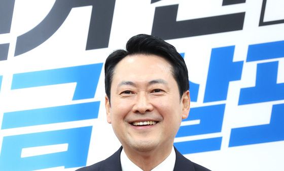 100만 책임당원증 들고 미소짓는 장동혁