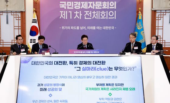 자료 살피는 이재명 대통령