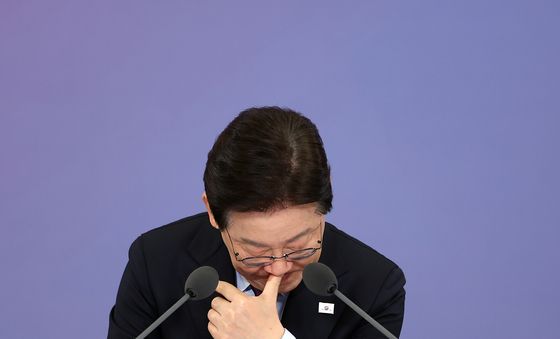 자료 살펴보는 이재명 대통령