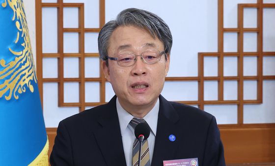 보고하는 김성식 국민경제자문회의 부의장