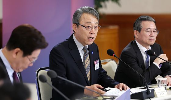 보고하는 김성식 국민경제자문회의 부의장