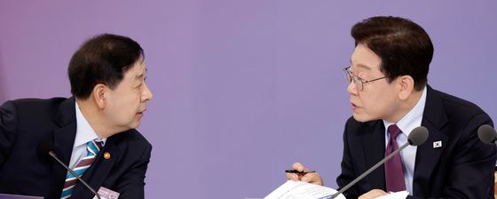 구윤철 부총리와 대화하는 이재명 대통령