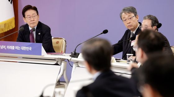 참석자 발언 듣는 이재명 대통령