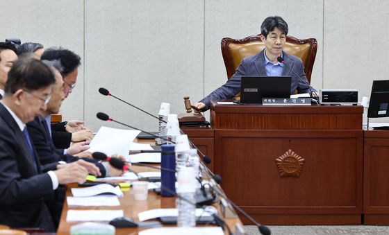 회의 진행하는 윤건영 소위원장