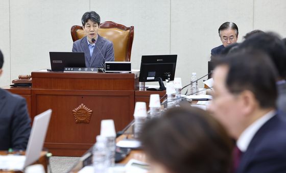 회의 진행하는 윤건영 소위원장