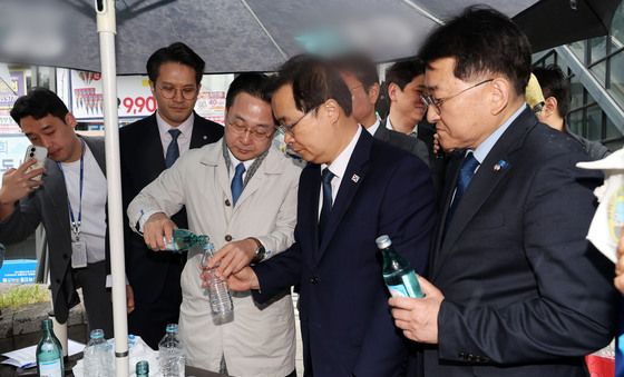 연어 술파티 현장 재연하는 국조특위