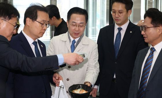 연어 술파티 의혹 재연